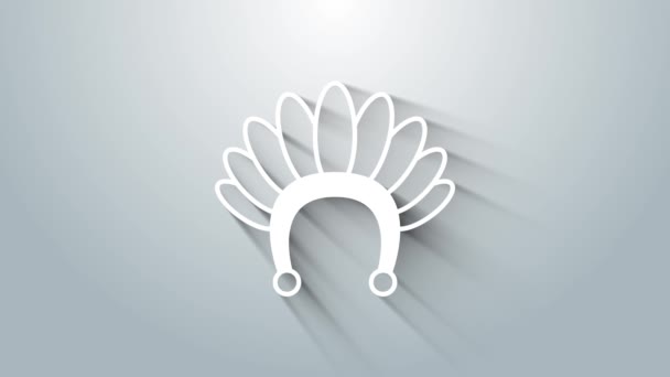 Vit indisk huvudbonad med fjädrar ikon isolerad på grå bakgrund. Ursprunglig amerikansk traditionell huvudbonad. 4K Video motion grafisk animation — Stockvideo