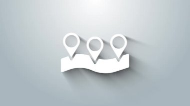 Beyaz Harita iğne simgesi gri arkaplanda izole edildi. Navigasyon, işaret, konum, harita, GPS, yön, yer, pusula, arama konsepti. 4K Video hareketli grafik canlandırması