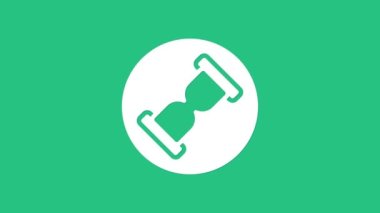 Yeşil zemin üzerinde kum ikonu olan beyaz kum saati. Kum saati işareti. İş ve zaman yönetimi kavramı. 4K Video hareketli grafik canlandırması