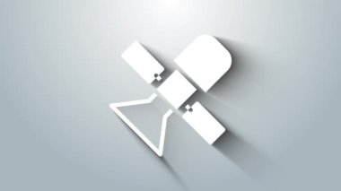 Gri arkaplanda beyaz uydu simgesi izole edildi. 4K Video hareketli grafik canlandırması