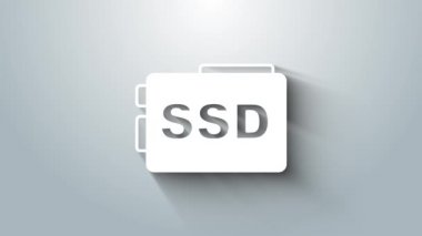 Gri arkaplanda beyaz SSD kart simgesi izole edildi. Katı eyalet sürücü işareti. Depolama diski sembolü. 4K Video hareketli grafik canlandırması