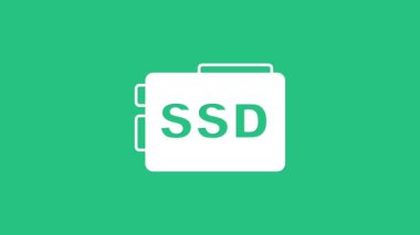 Yeşil arkaplanda beyaz SSD kart simgesi izole edildi. Katı eyalet sürücü işareti. Depolama diski sembolü. 4K Video hareketli grafik canlandırması