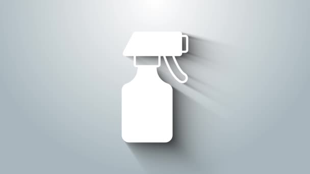 Белая бутылка с брызгами воды на сером фоне. Разбрызгиватель для глажки. Видеографическая анимация 4K — стоковое видео