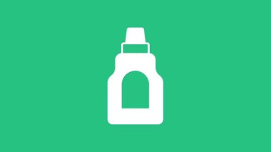 Çamaşır deterjanı, çamaşır suyu, bulaşık deterjanı ya da yeşil arka planda izole edilmiş başka bir temizlik malzemesi için beyaz plastik şişe. 4K Video hareketli grafik canlandırması