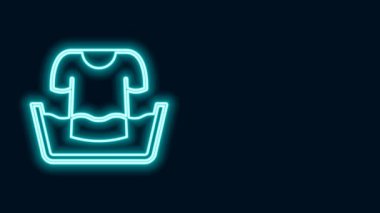 Siyah arkaplanda izole edilmiş parlak neon çizgili plastik leğen. Sulu kase. Çamaşır yıkama, temizlik malzemeleri. 4K Video hareketli grafik canlandırması