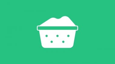 Yeşil zemin üzerinde sabun köpükleri olan beyaz plastik leğen. Sulu kase. Çamaşır yıkama, temizlik malzemeleri. 4K Video hareketli grafik canlandırması