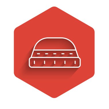 İbadet ikonu için beyaz çizgi Müslüman şapkası uzun gölge arkaplan izole. İslam dini şapkası. Kırmızı altıgen düğmesi. Vektör