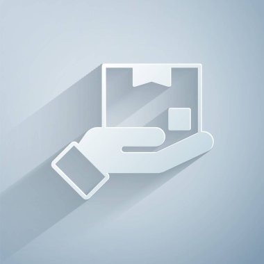 Kağıt kesiği. Gri arkaplanda izole edilmiş karton kutular ikonu olan teslimat eli. Kuryeyle kapı kapı dolaşacağız. Kağıt sanatı tarzı. Vektör