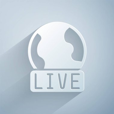 Kağıt kesiği Gri arkaplanda canlı haber simgesi izole edildi. Canlı haberler, sıcak haberler. Kağıt sanatı tarzı. Vektör