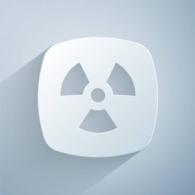 Kağıt kesiği, gri arkaplanda izole edilmiş Radyoaktif simge. Radyoaktif zehirli sembol. Radyasyon tehlikesi işareti. Kağıt sanatı tarzı. Vektör