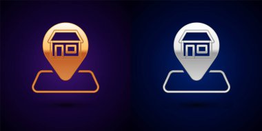 Siyah arka planda izole edilmiş alışveriş binası ya da market ikonu olan altın ve gümüş harita rozeti. Dükkan inşaatı. Vektör