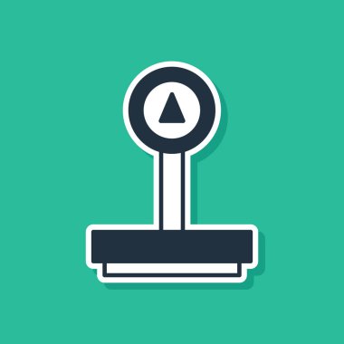 Yeşil arkaplanda mavi ölçekli simge izole edildi. Lojistik ve teslimat. Dağıtım paketinin ağırlığı bir ölçekte. Vektör