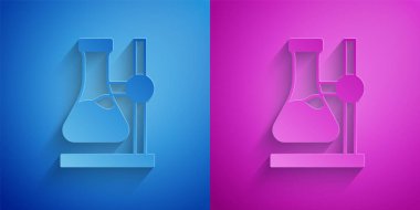 Kağıt kesiği cam tüp şişesi mavi ve mor arka planda izole edilmiş simge üzerinde. Laboratuvar ekipmanları. Kağıt sanatı tarzı. Vektör