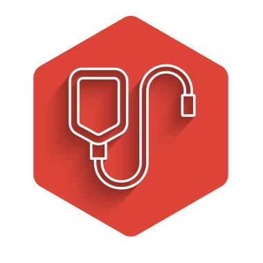 Beyaz çizgi IV çanta ikonu uzun gölge arkaplan izole. Kan torbası. Kan bağışı konsepti. Tedavi ve terapi kavramı, kemoterapi. Kırmızı altıgen düğmesi. Vektör