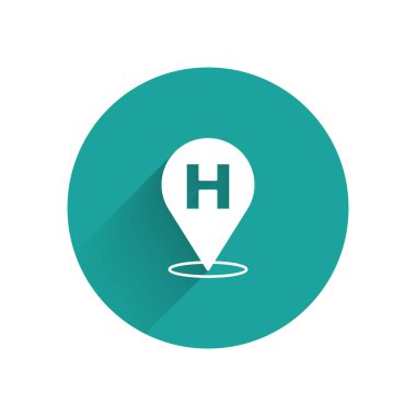 Kros hastane ikonuna sahip beyaz tıbbi harita işaretçisi uzun gölgeli arka plan. Yeşil daire düğmesi. Vektör