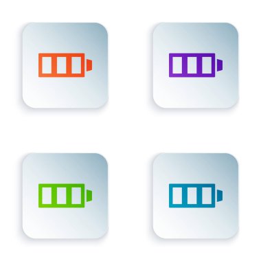 Beyaz arkaplanda renk pili şarj seviyesi göstergesi simgesi izole edildi. Kare düğmelere renkli simgeleri yerleştir. Vektör