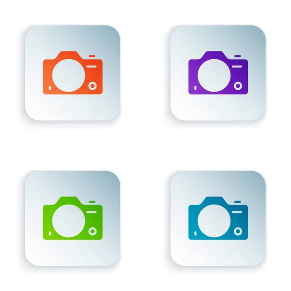Kleur Foto camera pictogram geïsoleerd op witte achtergrond. Foto camera. Digitale fotografie. Stel kleurrijke pictogrammen in vierkante knoppen. Vector — Stockvector