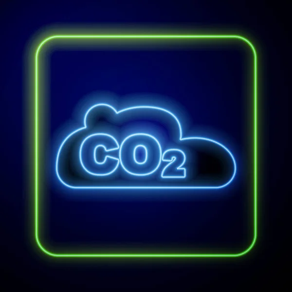 Emissioni di CO2 al neon incandescenti nell'icona della nuvola isolata su sfondo blu. Formula anidride carbonica, concetto di inquinamento da smog, concetto di ambiente. Vettore — Vettoriale Stock