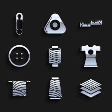 Dikiş ipliğini makaraya, kumaş rulosuna, kadın elbisesine, örgü örmeye, düğmeye, mezura ölçüsüne ve klasik kapalı çelik iğne simgesine ayarla. Vektör