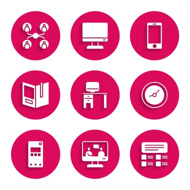 Bilgisayar monitörünü ve masasını, çevrimiçi eğitimi, sınavı, anketi, saati, cep telefonunu, açık kitabı ve sınıf simgesini ayarla. Vektör