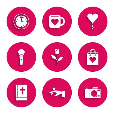 Çiçek gülü, alyans, fotoğraf makinesi, kalbi olan alışveriş çantası, kutsal İncil kitabı, mikrofon, balon formu ve saat simgesi. Vektör