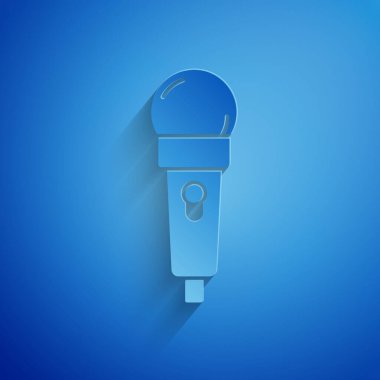 Kağıt kesiği mikrofon simgesi mavi arkaplanda izole edilmiş. Radyodaki mikrofondan. Sözcü işareti. Kağıt sanatı tarzı. Vektör