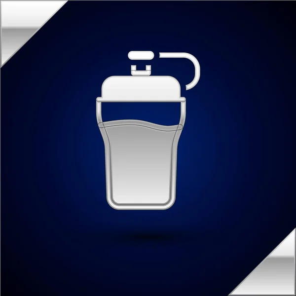 Silver Fitness shaker ícone isolado no fundo azul escuro. Garrafa de shaker esportivo com tampa para coquetéis de água e proteína. Vetor — Vetor de Stock
