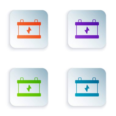 Beyaz arkaplanda izole edilmiş renkli araba akü ikonu. Akümülatör bataryası enerji ve elektrik akümülatörü bataryası. Kare düğmelere renkli simgeleri yerleştir. Vektör