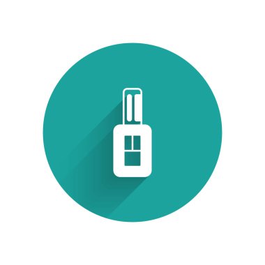 Uzaktan kumandalı, uzun gölgeli beyaz araba anahtarı. Araba anahtarı ve alarm sistemi. Yeşil daire düğmesi. Vektör