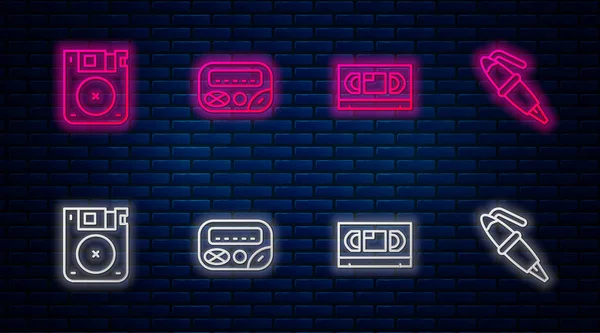 Set linea cercapersone, videocassetta VHS, floppy disk e pennino stilografica. Icona al neon incandescente sul muro di mattoni. Vettore — Vettoriale Stock