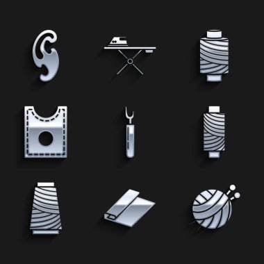 Kesici alet, tekstil kumaş rulosu, örgü iğneli iplik yumağı, makarada dikiş ipliği, desen ve Fransız eğri simgesi. Vektör