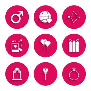 Balonları kalp şeklinde kurdele, çiçek gülü, elmas nişan yüzüğü, hediye kutusu, düğün kemeri, iki boş fotoğraf çerçevesi ve kalp, yaylı ok ve erkek cinsiyet simgesi ile ayarlayın. Vektör