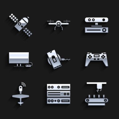 Kablosuz şarj, Sunucu, Veri, Web Sunucu, Fabrika taşıma sistemi kayışı, Gamepad, UAV Drone, Smart Tv, Hareket sensörü ve uydu simgesi ayarla. Vektör