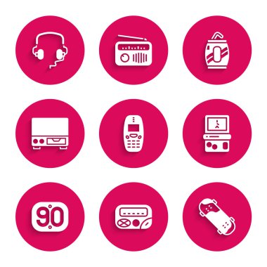 Eski cep telefonu, çağrı cihazı, kaykay numarası, Tetris, 90 'ların Retro' su, video kaset çalar, saman ve kulaklık ikonlu soda kutusu. Vektör