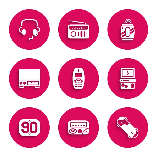 Eski cep telefonu, çağrı cihazı, kaykay numarası, Tetris, 90 'ların Retro' su, video kaset çalar, saman ve kulaklık ikonlu soda kutusu. Vektör