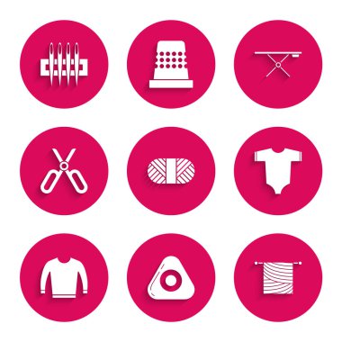 Dikiş ipliğini makara, tebeşir, örgü, bebek kıyafetleri, kazak, makas, ütü tahtası ve dikiş ikonu için iğneye ayarlayın. Vektör