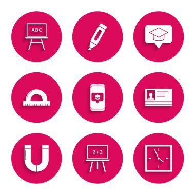 Mezuniyet kepini ekrandaki akıllı telefona, tebeşir tahtasına, saate, kimlik kartına, dereceleri ölçmek için mıknatısa, koruyucu ızgaraya, konuşma balonuna ve simgeye ayarla. Vektör