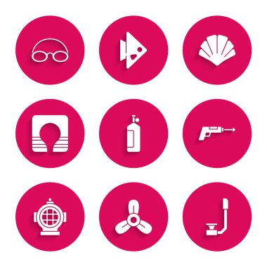 Aqualung, tekne pervanesi, türbin, şnorkel, balıkçı zıpkını, can yeleği, deniz kabuğu, gözlük ve şapka ikonu ayarlayın. Vektör