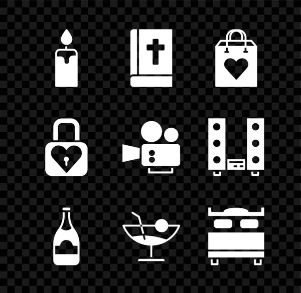 Set Vela ardiente, Libro de la Sagrada Biblia, Bolsa de compras con corazón, Botella de champán, Cóctel, Dormitorio, Cerradura y Cine icono de la cámara. Vector — Vector de stock