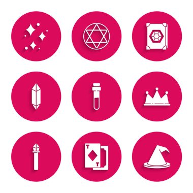 Aşk iksiri, iskambil kâğıdı, cadı şapkası, taç, sihirli asa, taş, antik büyü kitabı ve ışıltılı yıldız simgesi. Vektör