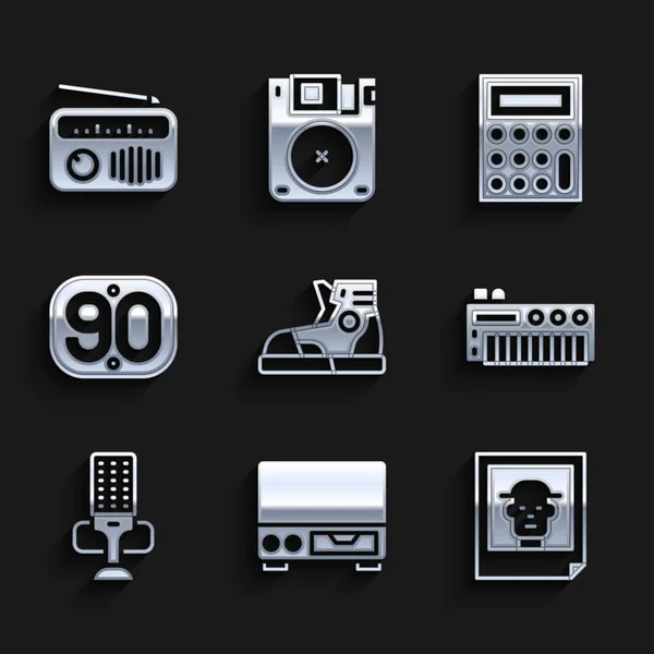 Set Sport sneakers, leitor de cassetes de vídeo antigo, foto, sintetizador de música, microfone, retro dos anos 90, calculadora e rádio com ícone de antena. Vetor —  Vetores de Stock