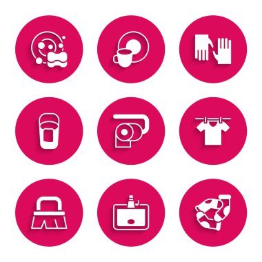 Tuvalet kağıdı rulosu, çamaşır leğeni, çorap, kuru temizleme giysileri, temizleme fırçası, paçavra, lastik eldiven ve bulaşık ikonu ile kovayı hazırla. Vektör