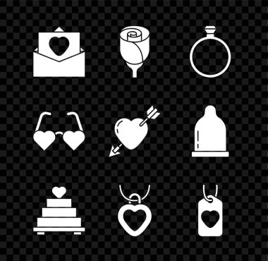 Zarfta sevgililer günü kalbi, çiçek gülü, elmas nişan yüzüğü, düğün pastası, kolye şeklinde kalp etiketi, aşk gözlükleri ve aşk ikonu ve ok simgesi var. Vektör