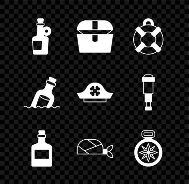 Alkol içeceği, rom, antika hazine sandığı, Lifebuoy, kafa için korsan bandanası, pusula, mesaj suyu ve şapka ikonu. Vektör