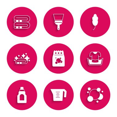 Çamaşır deterjanı, ölçü kabı, sabun köpüğü, gömlekli leğen, temizlik malzemesi şişesi, havlu yığını, tüy ve ikon. Vektör