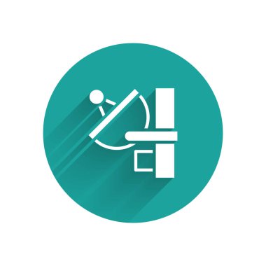 Beyaz Radar simgesi uzun gölge arkaplanı ile izole edildi. Arama sistemi. Uydu sinyali. Yeşil daire düğmesi. Vektör