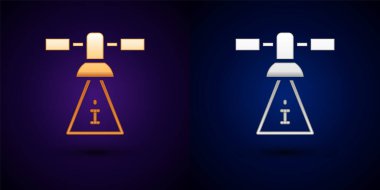 Siyah arkaplanda altın ve gümüş uydu simgesi izole edildi. Vektör