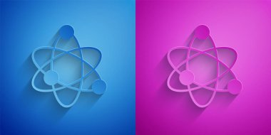 Kağıt kesiği Atom simgesi mavi ve mor arkaplanda izole edilmiş. Bilimin, eğitimin, nükleer fiziğin, bilimsel araştırmaların sembolü. Kağıt sanatı tarzı. Vektör