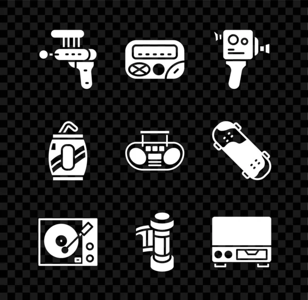 Set Ray Pistole, Pager, Retro-Kino-Kamera, Vinyl-Player, Kamera-Roll-Patrone, alte Videokassette, Getränkedose mit Stroh und Home-Stereo zwei Lautsprecher-Symbol. Vektor — Stockvektor