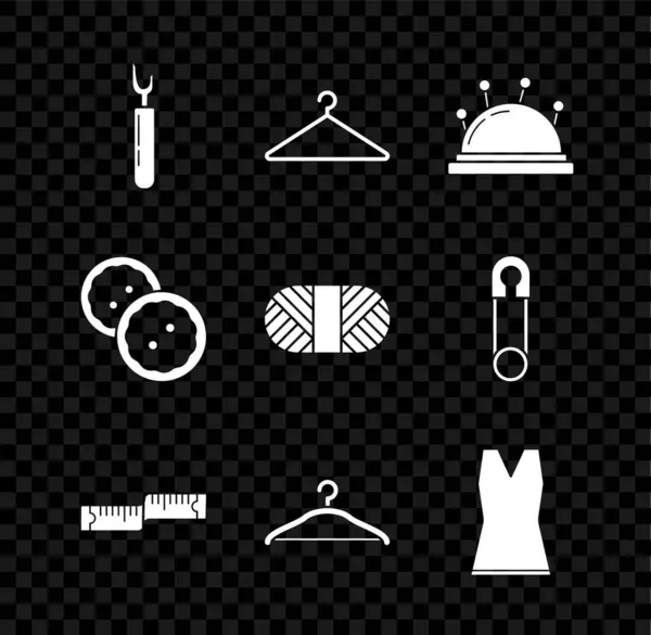 Set herramienta de corte, guardarropa, cama de aguja y agujas, cinta métrica, vestido de mujer, botón de costura para la ropa y carrete de hilo icono. Vector — Archivo Imágenes Vectoriales